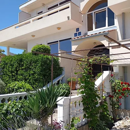 Guest house Helena 3*