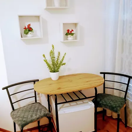 Helena Apartment *